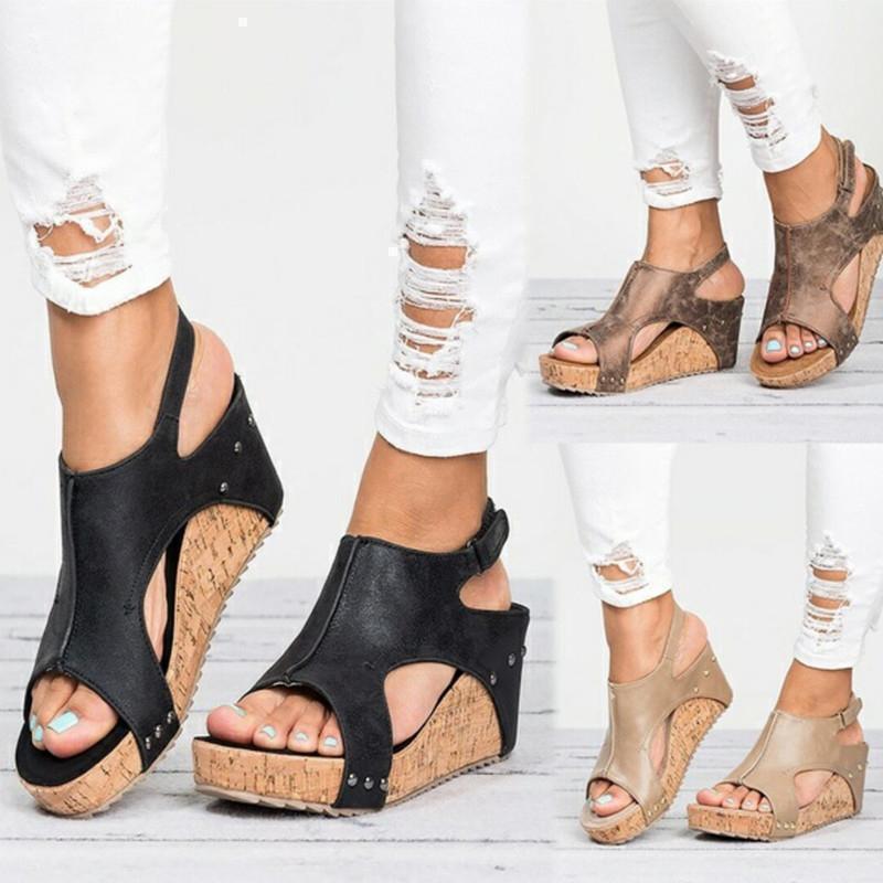 "Dam sandaler med kilklack, casual stil i svart, beige och brun; eleganta detaljer och stabil 8 cm klack."