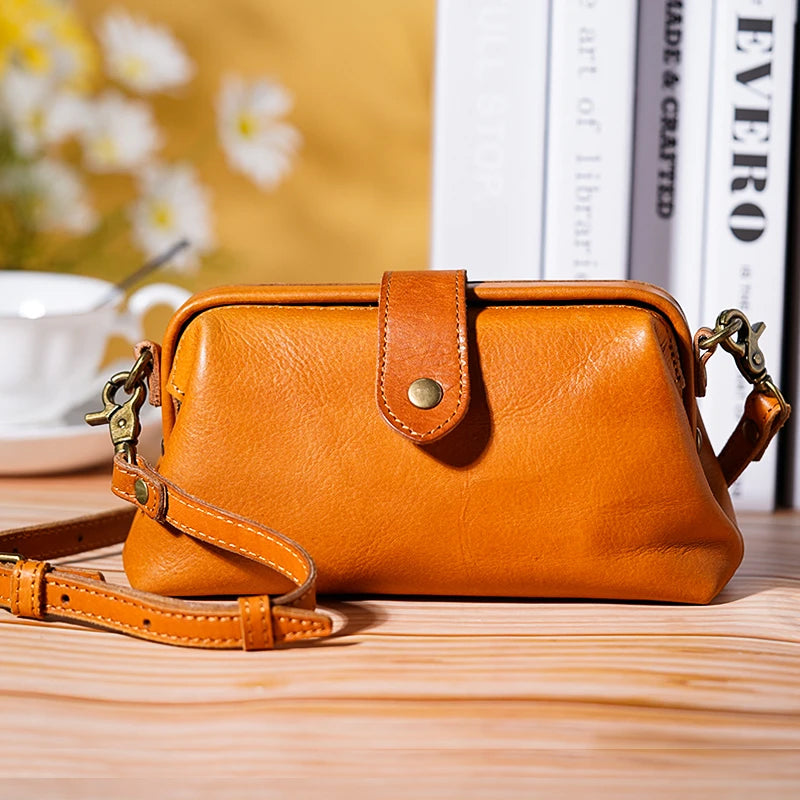 "Dam vintage läderkurirväska i elegant brun färg, stilenlig med mjukt kohudläder och säker magnetknapp."
