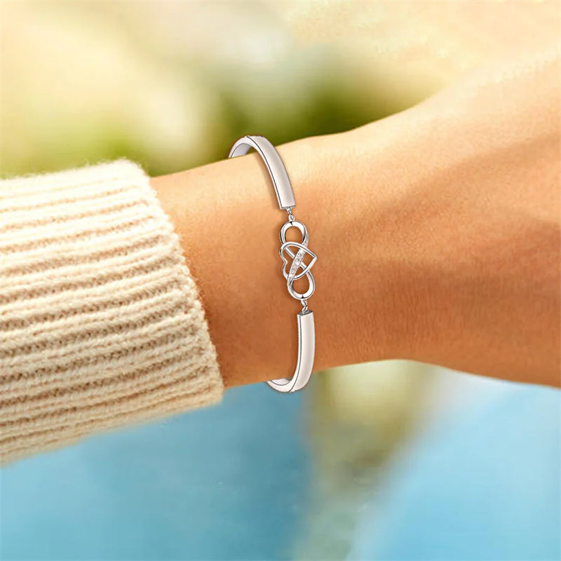 "Damarmband i roseguld och silver med hjärtberlock visar kärlek, stil och elegans. Perfekt present till mamma."