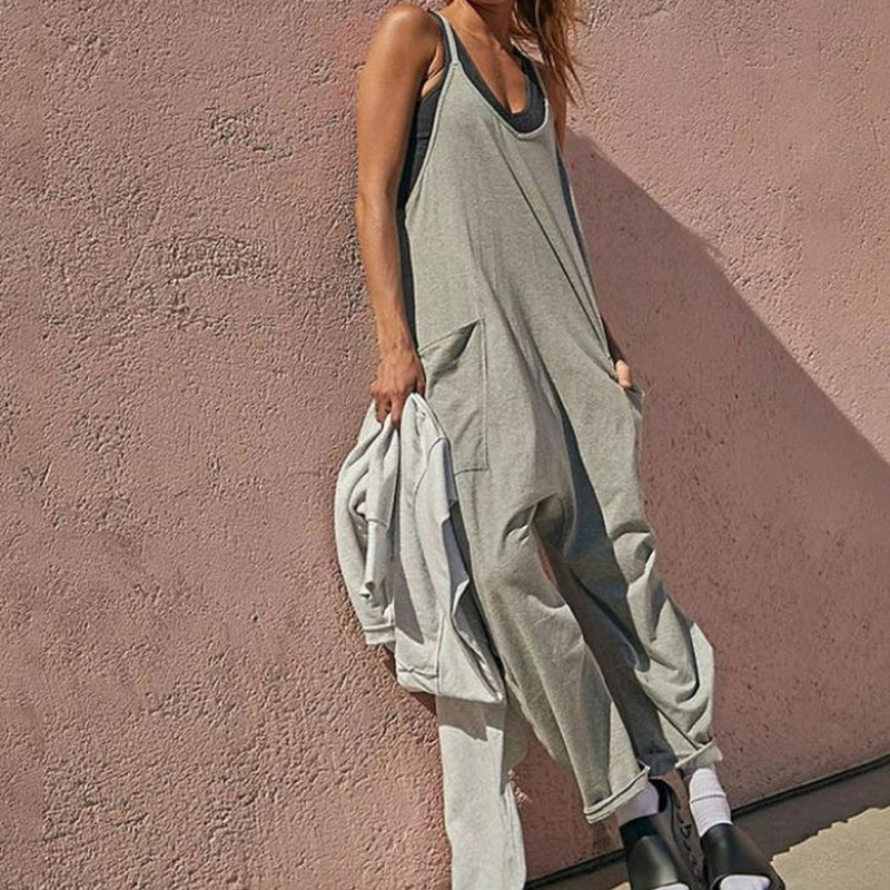 "Dambyxa i enfärgad V-neck jumpsuit med fickor, stilren och elegant design för vardaglig och avslappnad användning."