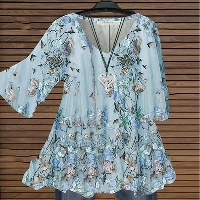 "Damer elegant blus med flare ärmar, V-ringning, kaki färg, visad från sidan för att framhäva sofistikerad design."