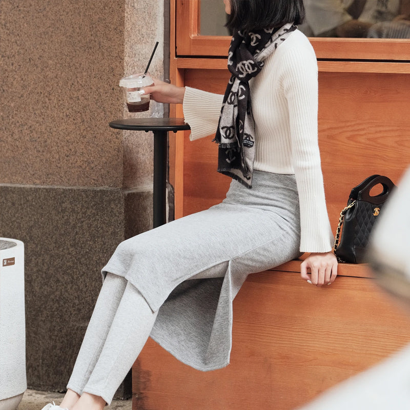 "Damer termiska vinterleggings med fleecekjol i svart, mjukt och varmt material, idealiska för kalla dagar med elegant stil."