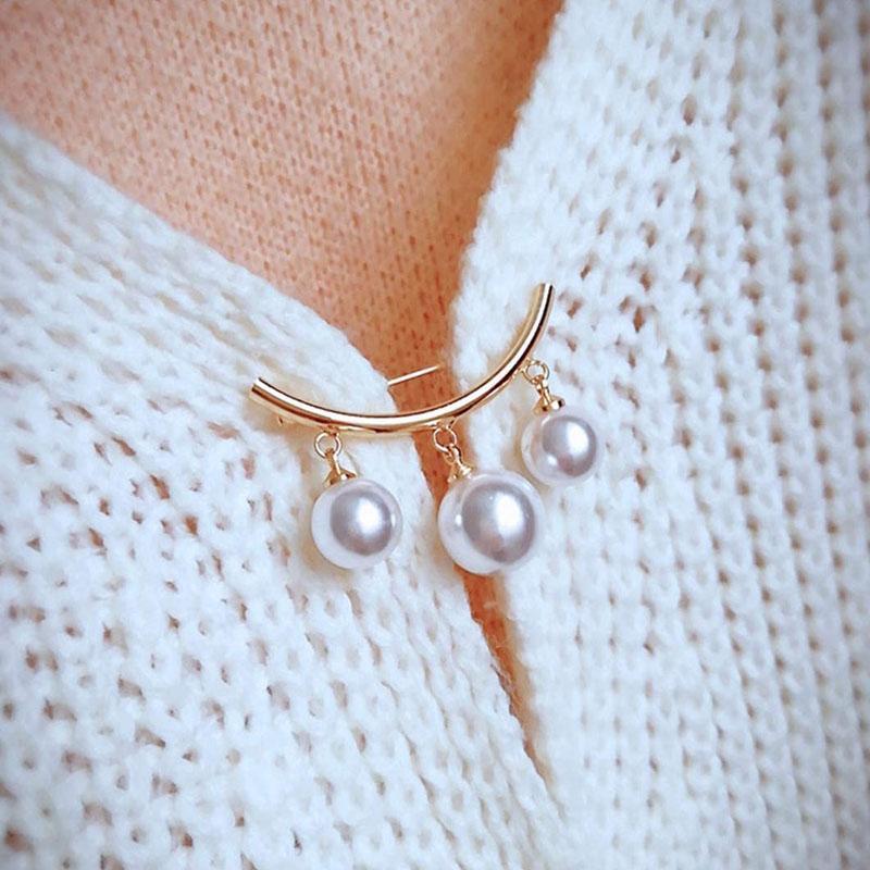 "Damhalsband i pärldesign med justerbara spännen i guld och silverfärger, elegant accessoar för individuell stil."