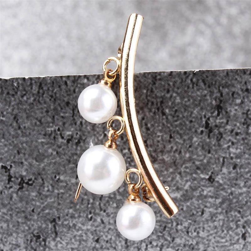 "Damhalsband i pärldesign med justerbara spännen i guld och silverfärger, elegant accessoar för individuell stil."
