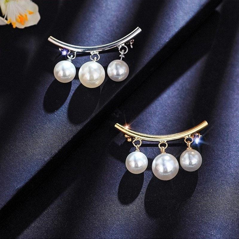 "Damhalsband i pärldesign med justerbara spännen i guld och silverfärger, elegant accessoar för individuell stil."