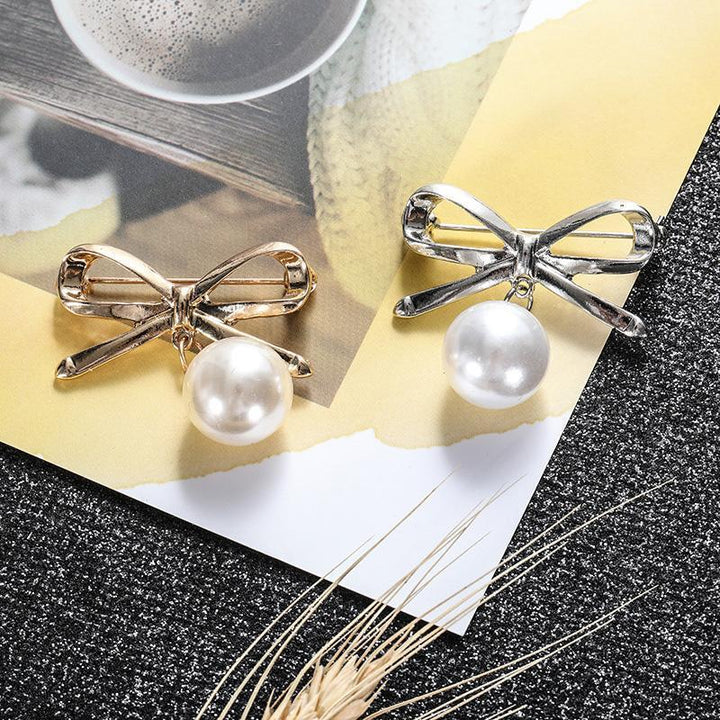 "Damhalsband i pärldesign med justerbara spännen i guld och silverfärger, elegant accessoar för individuell stil."