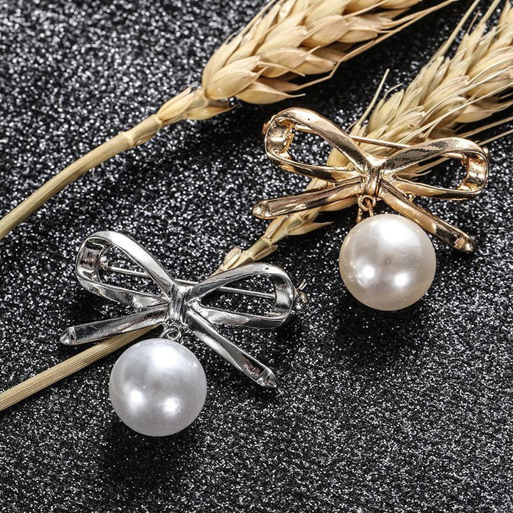 "Damhalsband i pärldesign med justerbara spännen i guld och silverfärger, elegant accessoar för individuell stil."