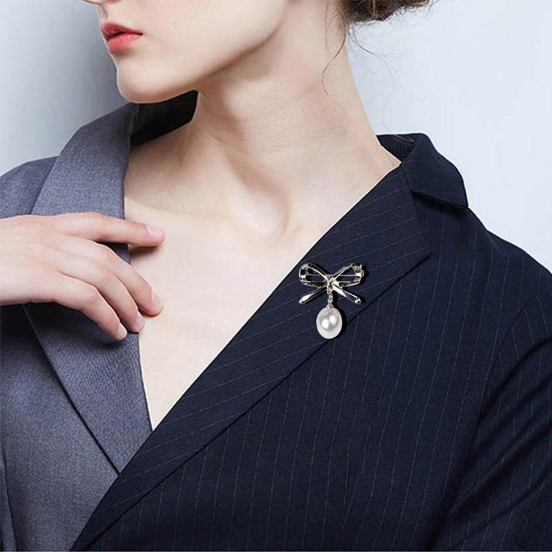 "Damhalsband i pärldesign med justerbara spännen i guld och silverfärger, elegant accessoar för individuell stil."