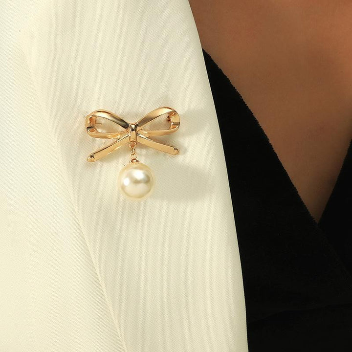 "Damhalsband i pärldesign med justerbara spännen i guld och silverfärger, elegant accessoar för individuell stil."