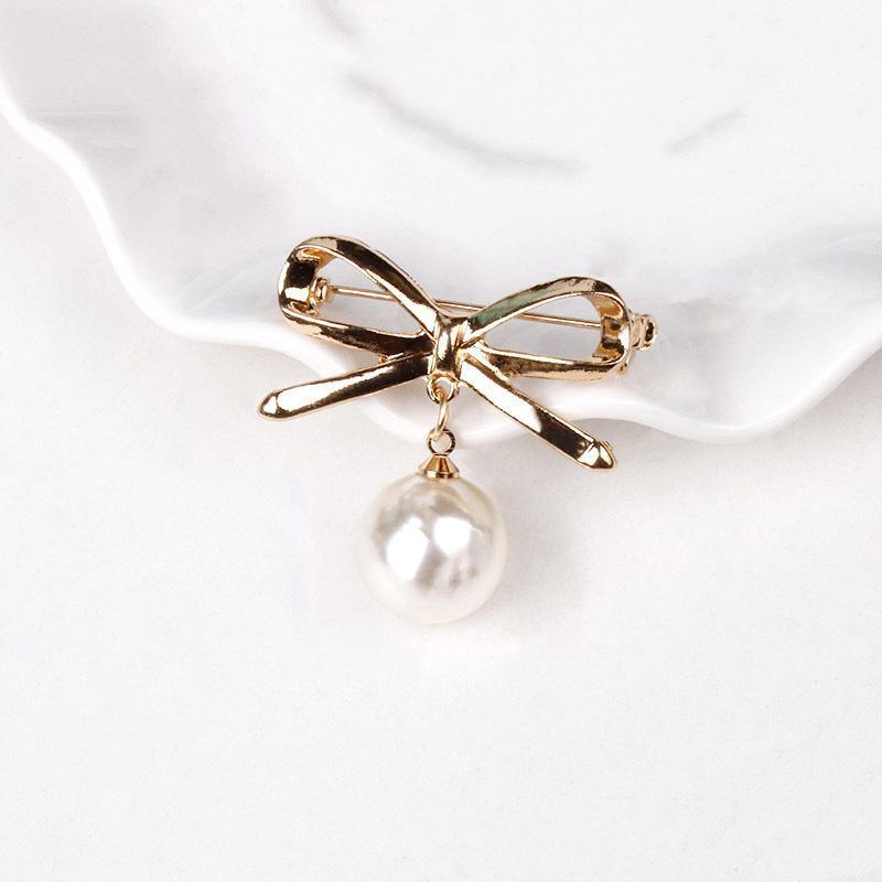 "Damhalsband i pärldesign med justerbara spännen i guld och silverfärger, elegant accessoar för individuell stil."