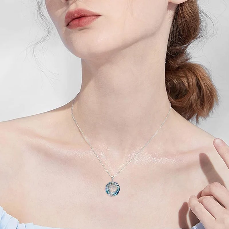 "Damhalsband i silver med livets träd och blå kristall, eleganta och symboliska smycken för unik kvinnlig stil."