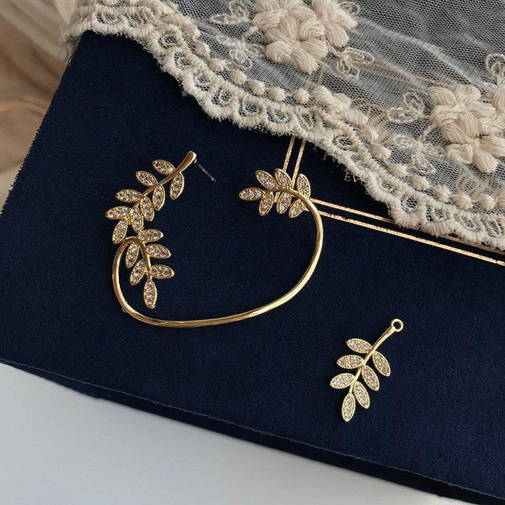 "Damhängande zirkonörhängen i guld och silver, elegant design, strålande stenar, perfekt accessoar för alla tillfällen."