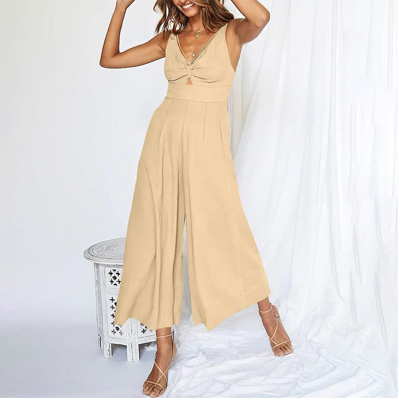 "Dams V-ringad jumpsuit med vida ben, unik utskärning framtill, somrig elegans och komfort i flera färger."