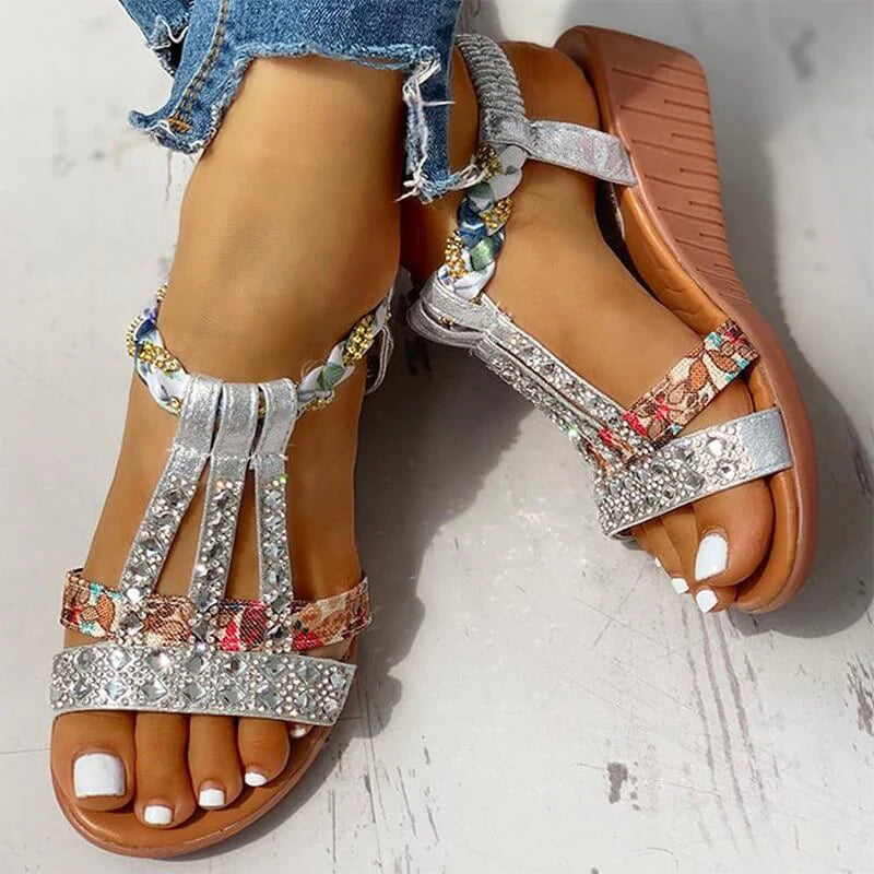 "Damsandaler i Boho-stil, mellanhög klack i guld och silver, elegant bohemisk design, ger stil och komfort för sommardagar."