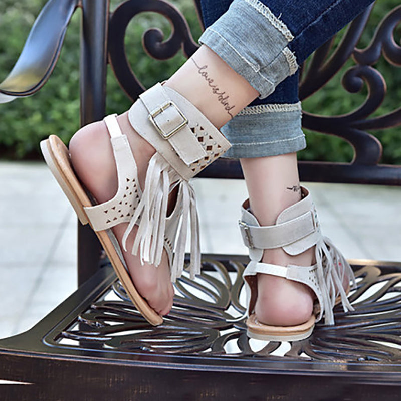 "Damsandaler med bohemisk stil, pärlade detaljer och fiskbensdesign i beige, brun och svart för sommarens äventyr."