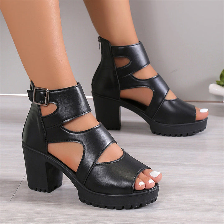 "Damsandaler med peep-toe och hög chunky klack i beige PU-läder, justerbar ankelrem för elegant och komfortabel stil."