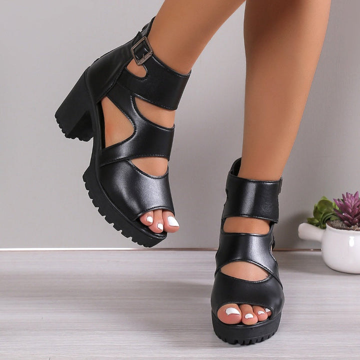 "Damsandaler med peep-toe och hög chunky klack i beige PU-läder, justerbar ankelrem för elegant och komfortabel stil."