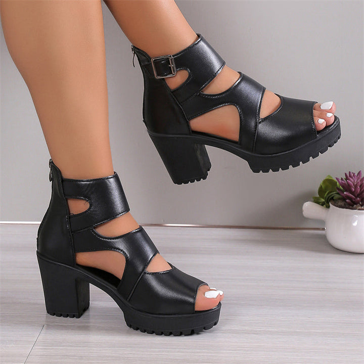 "Damsandaler med peep-toe och hög chunky klack i beige PU-läder, justerbar ankelrem för elegant och komfortabel stil."