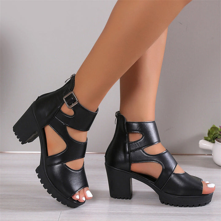 "Damsandaler med peep-toe och hög chunky klack i beige PU-läder, justerbar ankelrem för elegant och komfortabel stil."