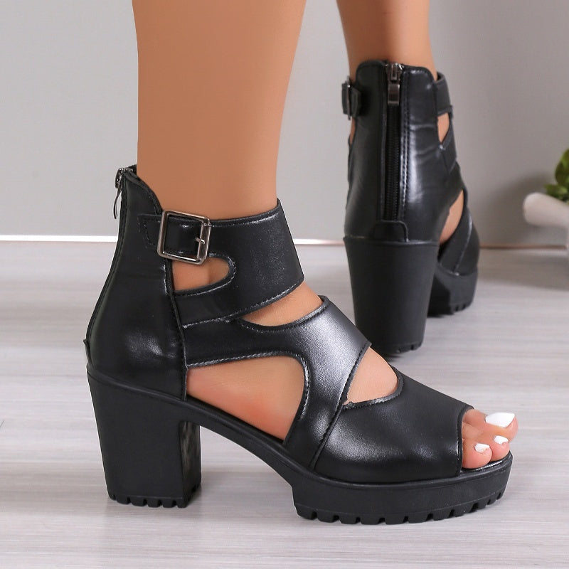 "Damsandaler med peep-toe och hög chunky klack i beige PU-läder, justerbar ankelrem för elegant och komfortabel stil."