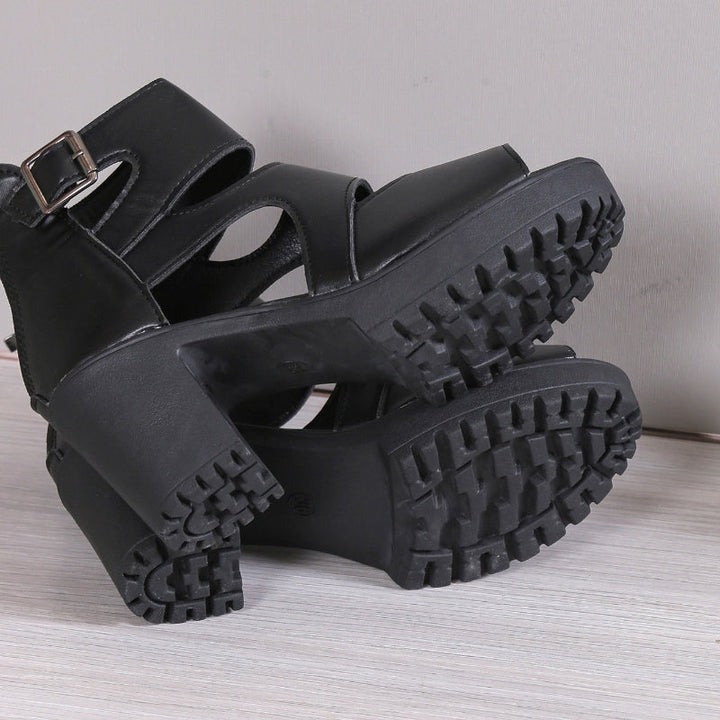"Damsandaler med peep-toe och hög chunky klack i beige PU-läder, justerbar ankelrem för elegant och komfortabel stil."