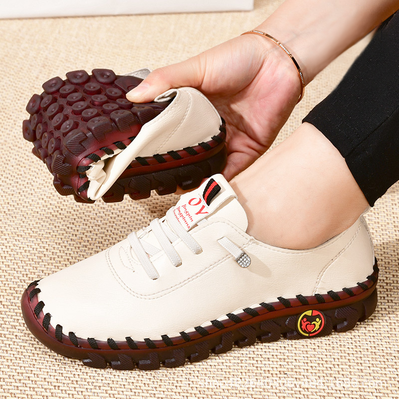 "Damskor i mjuk kohud med halkfri gummisula, andningsbar design, eleganta slip-on för komfort och stil."