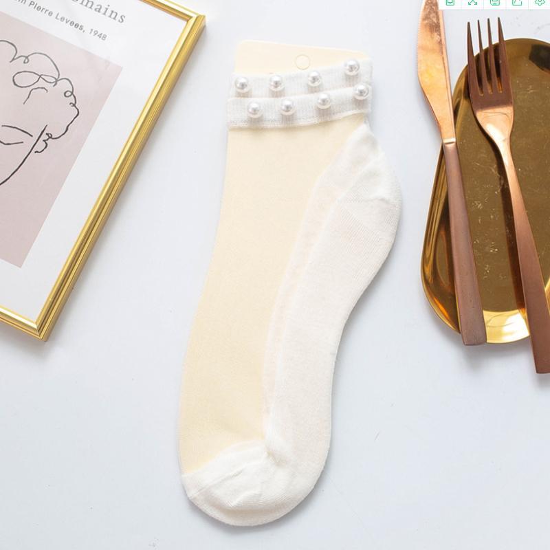 "Damsockor ankel i mjukt silke, andningsbara och lätta, i flera färger, eleganta och elastiska för optimal passform."