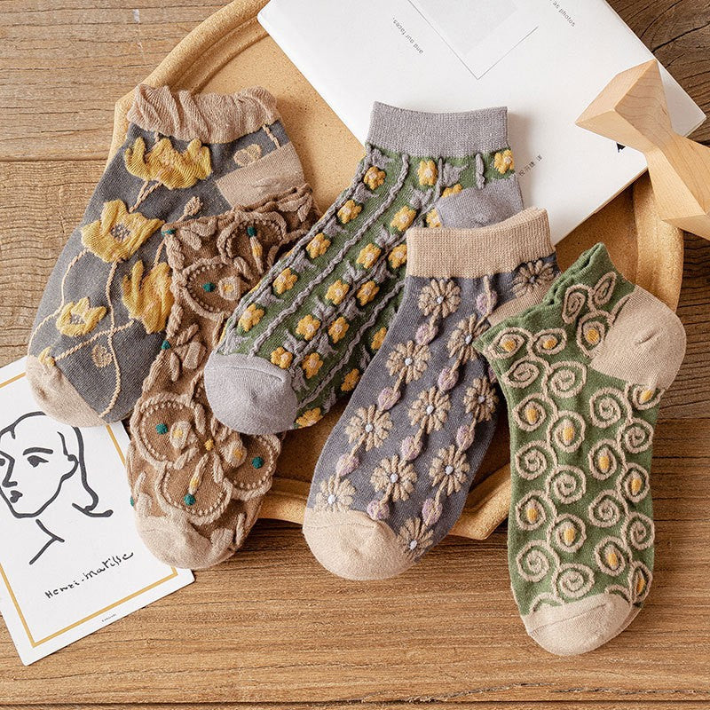 "Damsockor i bomull med blommönster, eleganta och bekväma, mjuka material för stil och komfort hela dagen."