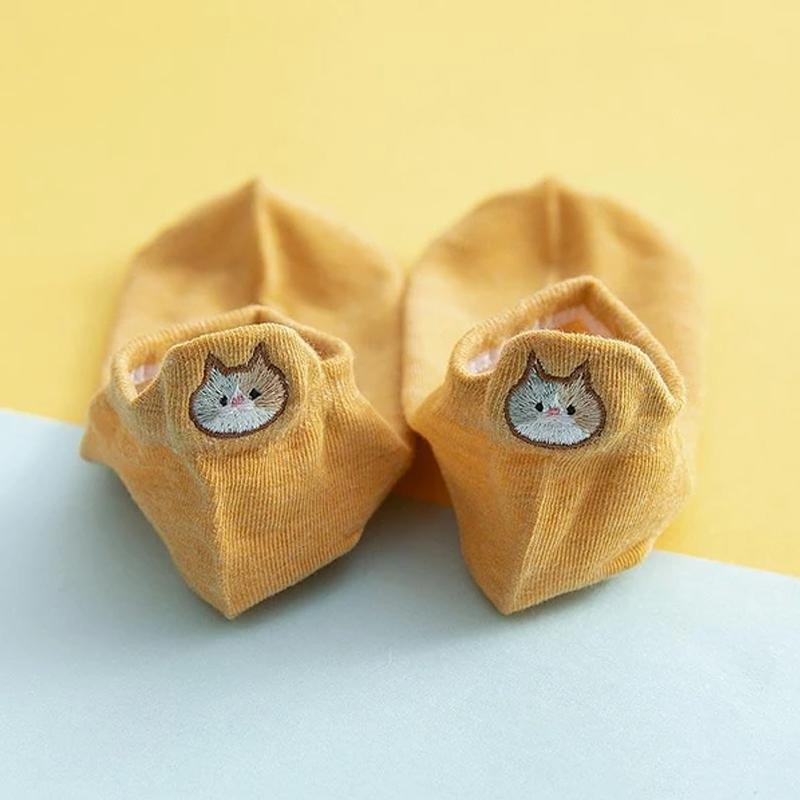 "Damsockor i bomull med broderat katthuvudmotiv, feminina och eleganta, perfekta för vardagsbruk och kattälskare."