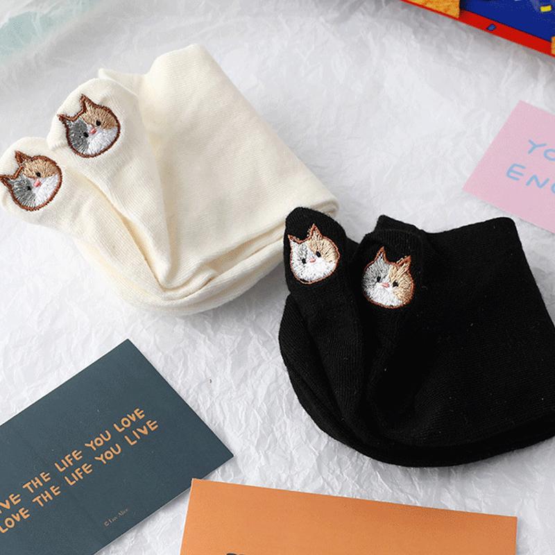 "Damsockor i bomull med broderat katthuvudmotiv, feminina och eleganta, perfekta för vardagsbruk och kattälskare."