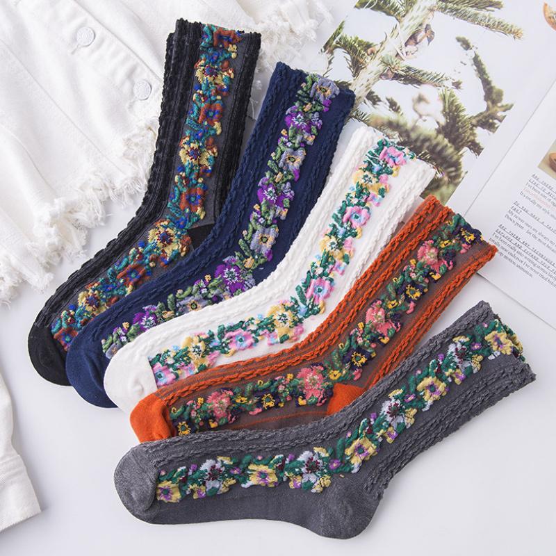 "Damsockor med vintage blommönster broderi, 5 par. Detaljerad blommig design, retro stil, bekväma bomullsstrumpor."