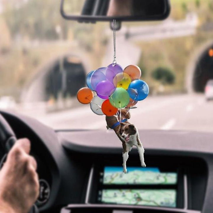 Dekorativ hundbilhänge i glimmerplast, hänger från bilspegeln, ljus och livfull design, ger bil en personlig touch.