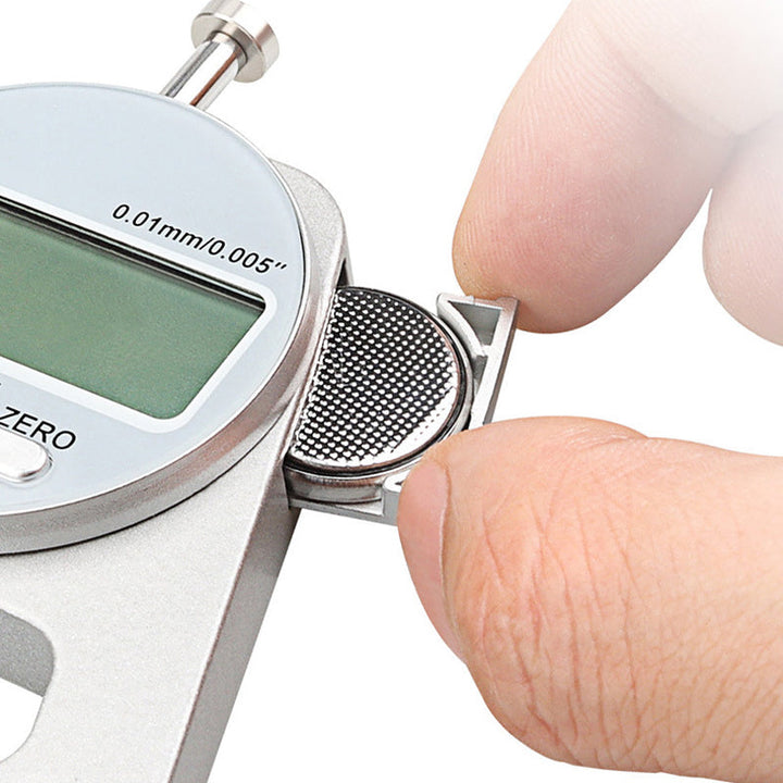 "Digital Display Tjockleksmätare med stor LCD, mäter materialtjocklek som läder och papper, kompakt och lättanvänd."