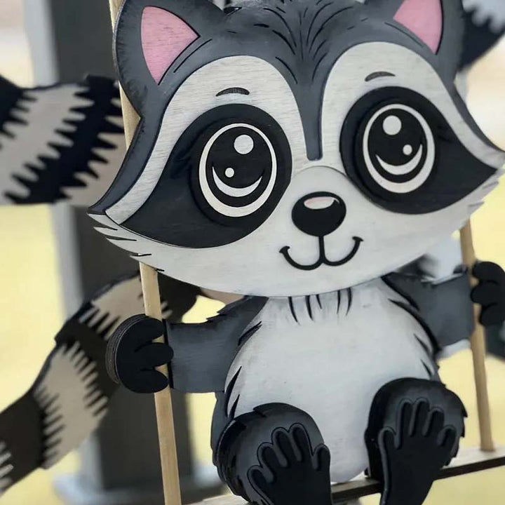 "Djurmotiv vindspel i trädgård, färgglada djurforming med vindpinnar, perfekt konstnärlig dekoration utomhus."