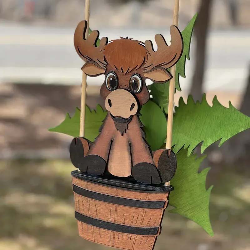 "Djurmotiv vindspel i trädgård, färgglada djurforming med vindpinnar, perfekt konstnärlig dekoration utomhus."