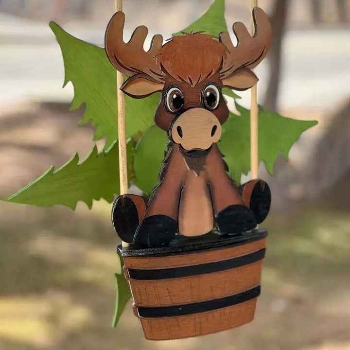 "Djurmotiv vindspel i trädgård, färgglada djurforming med vindpinnar, perfekt konstnärlig dekoration utomhus."