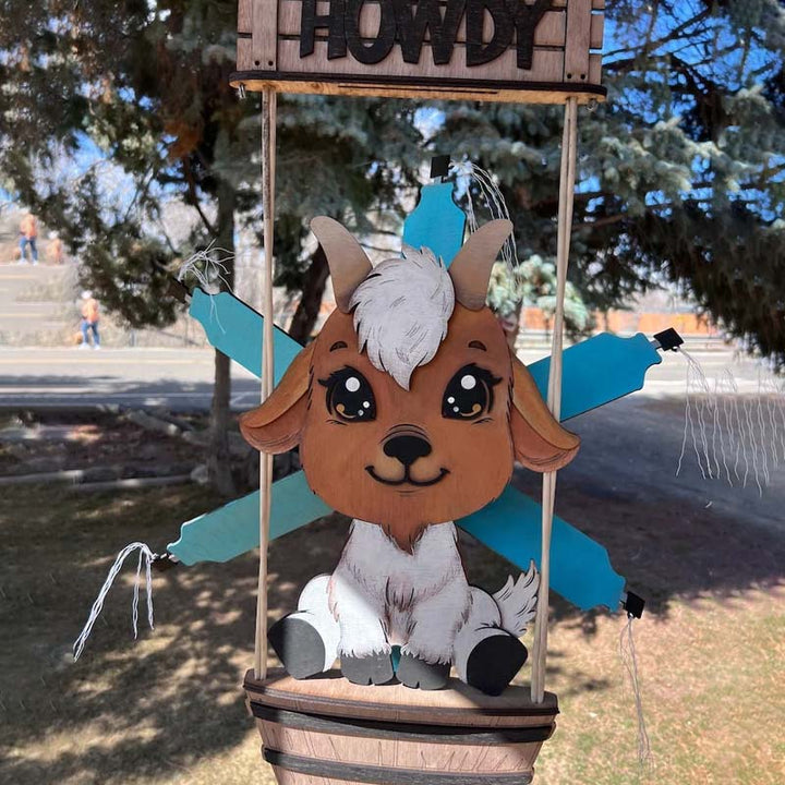 "Djurmotiv vindspel i trädgård, färgglada djurforming med vindpinnar, perfekt konstnärlig dekoration utomhus."