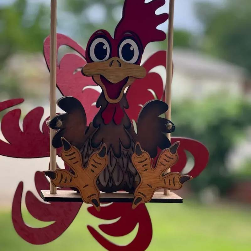 "Djurmotiv vindspel i trädgård, färgglada djurforming med vindpinnar, perfekt konstnärlig dekoration utomhus."