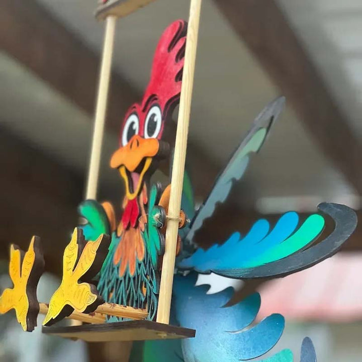 "Djurmotiv vindspel i trädgård, färgglada djurforming med vindpinnar, perfekt konstnärlig dekoration utomhus."