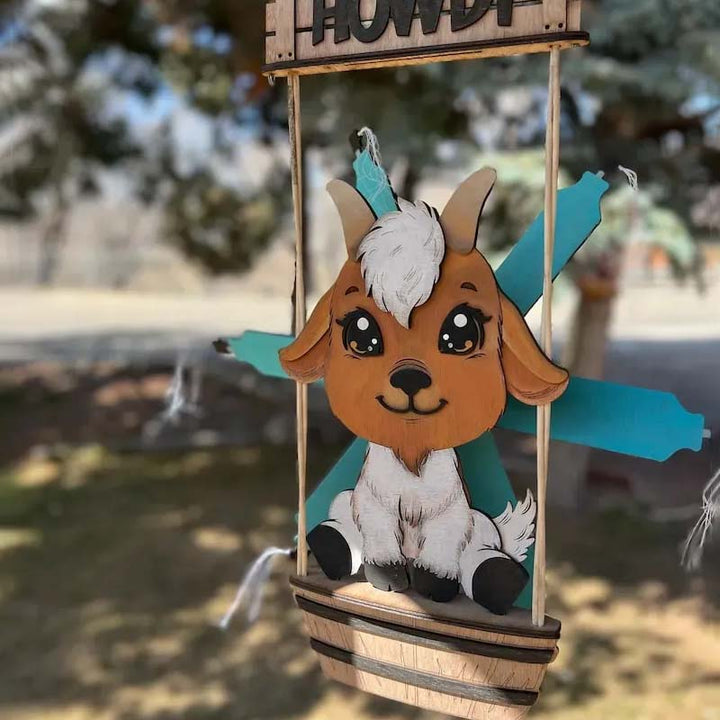 "Djurmotiv vindspel i trädgård, färgglada djurforming med vindpinnar, perfekt konstnärlig dekoration utomhus."