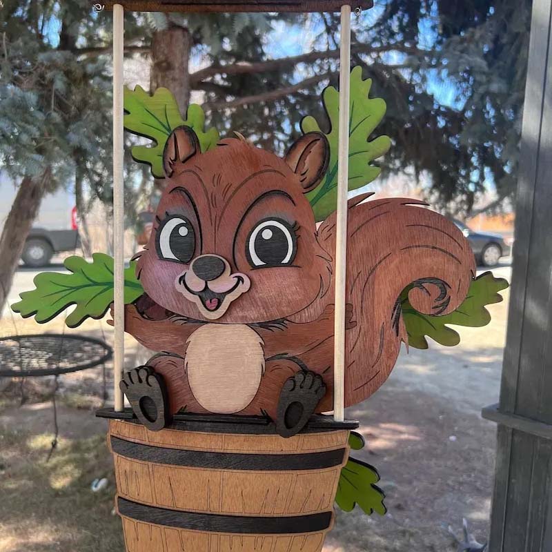 "Djurmotiv vindspel i trädgård, färgglada djurforming med vindpinnar, perfekt konstnärlig dekoration utomhus."