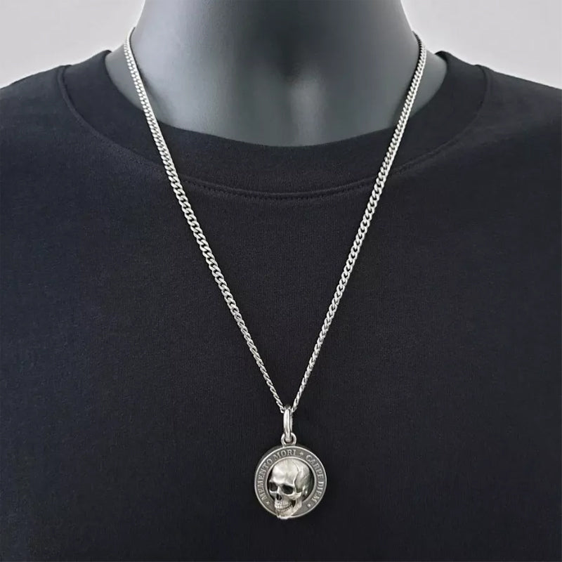"Dödskallehalsband herr i titanstål silver, polerad finish, idealisk för rockare och äventyrare."