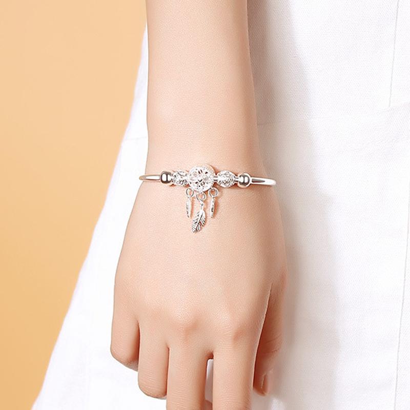 "Dreamcatcher Armband i silver för män och kvinnor, justerbart, med glansig finish och unikt drömfångarmotiv."