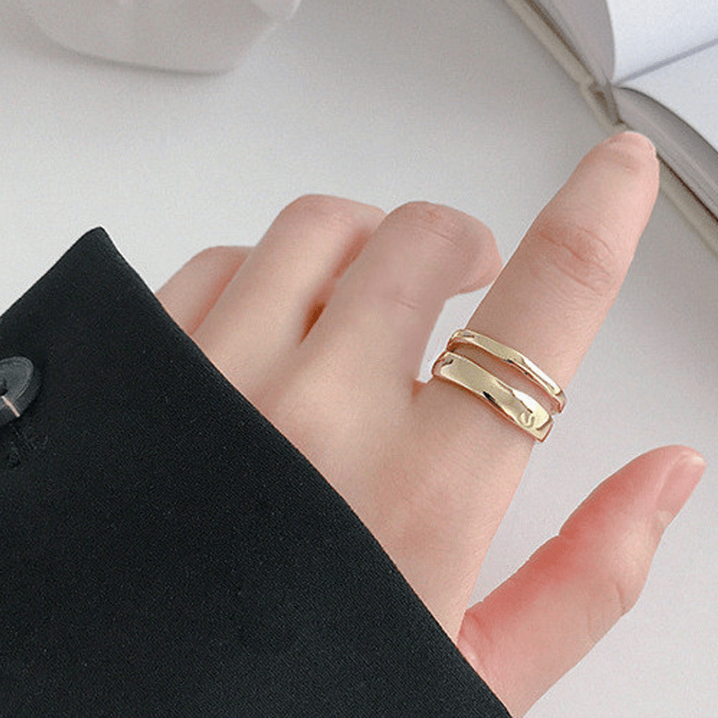 "Dubbelsidig justerbar ring för kvinnor med geometriska former, elegant design i vitguld, guld och silver."