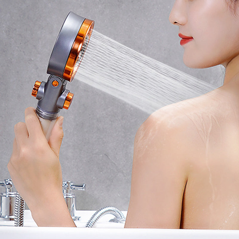 "Dubbelsidigt duschhuvud i krom med justerbart tryck, trefaldiga vattenlägen och klorreduktion, optimal för badrum."