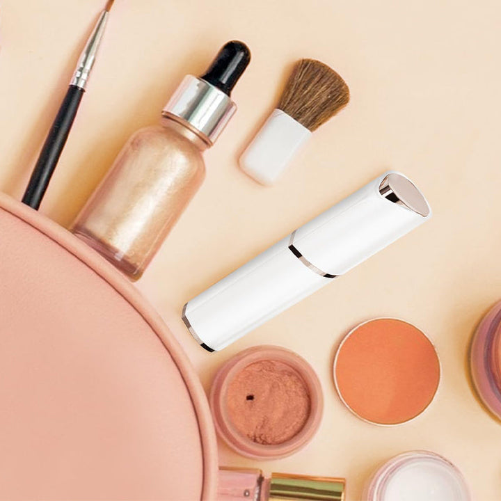 "Elegant 2-i-1 elektrisk ögonbrynstrimmer för kvinnor, läppstiftsdesign, i champagne gold och pearl white."