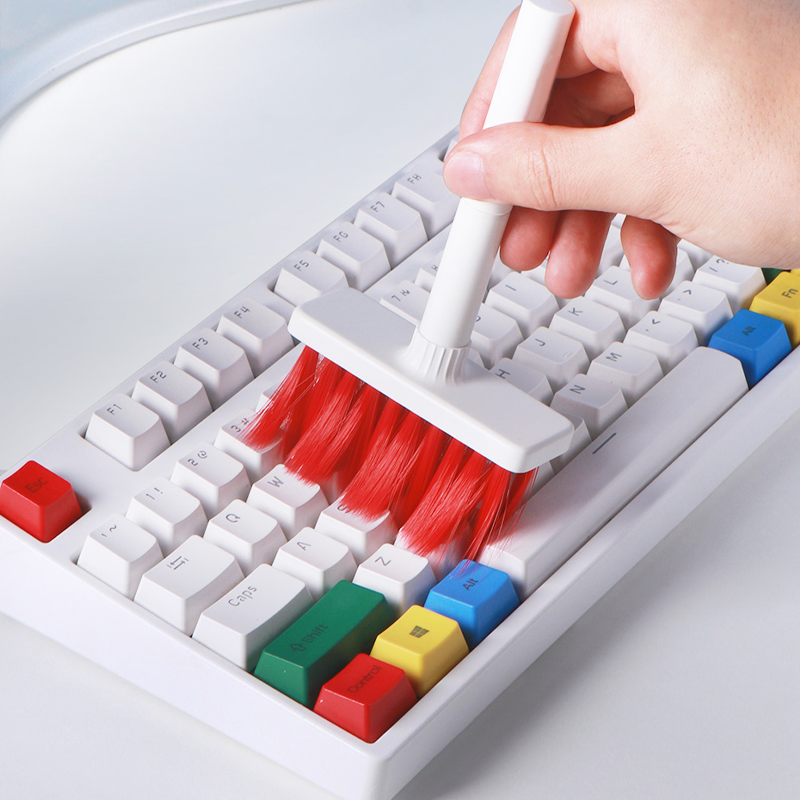 "Elegant 5-i-1 rengöringsborste vit/röd för tangentbord och hörlurar. Ergonomisk design, multifunktionell med dubbla huvuden.