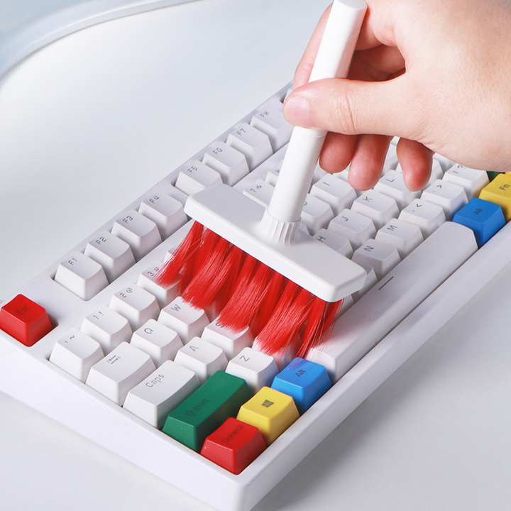 "Elegant 5-i-1 rengöringsborste vit/röd för tangentbord och hörlurar. Ergonomisk design, multifunktionell med dubbla huvuden.