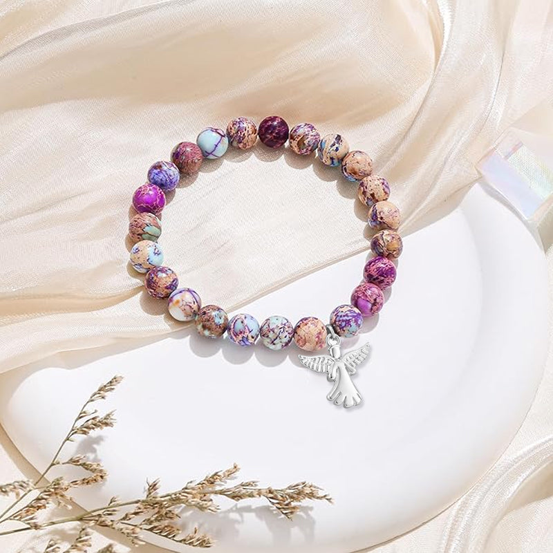 "Elegant armband med naturliga helande kristaller och subtila änglavingar för kvinnor, perfekt som gåva."