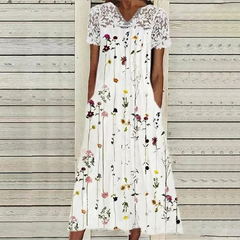 "Elegant blommig damsklänning med spetsdetaljer, perf för både vardag och fest. Midi-längd, sofistikerad look."